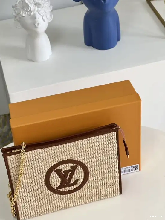 LOUIS ON TOILETRY CHAIN POUCH VUITTON 0606